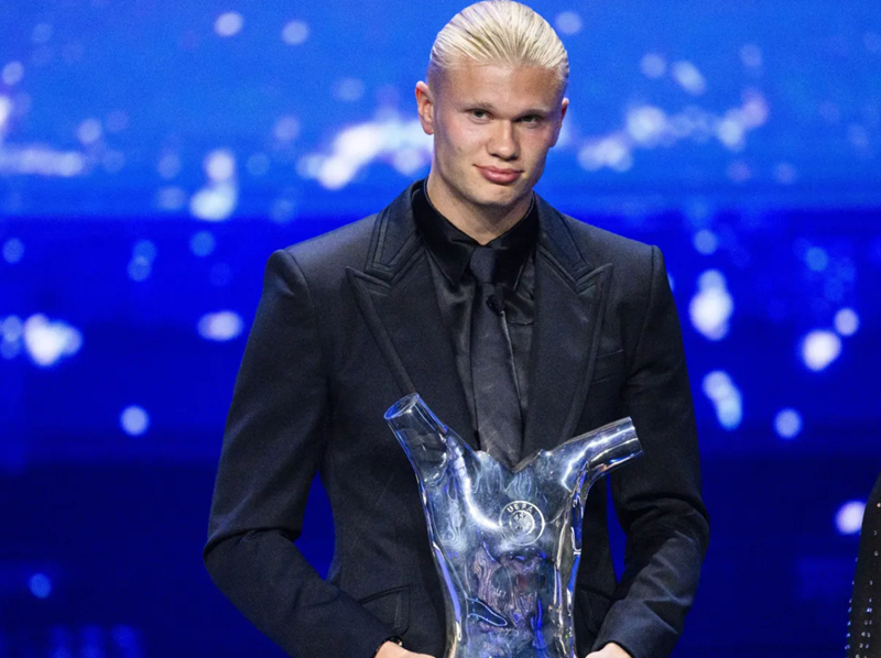 Erling Haaland vượt qua các huyền thoại để nhận giải Cầu thủ xuất sắc nhất năm của UEFA.