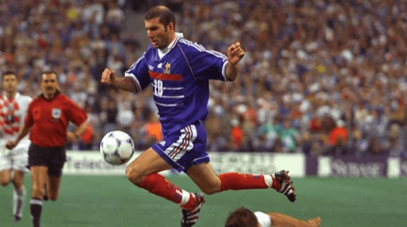 Khoảnh khắc Zidane đánh đầu tung lưới Brazil, mang về chức vô địch World Cup cho Pháp.