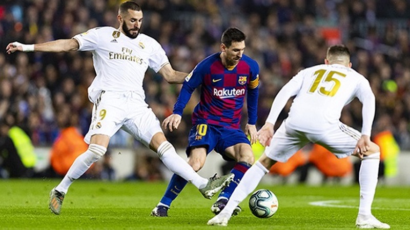 Lionel Messi đi bóng kỹ thuật trước hàng thủ đối phương