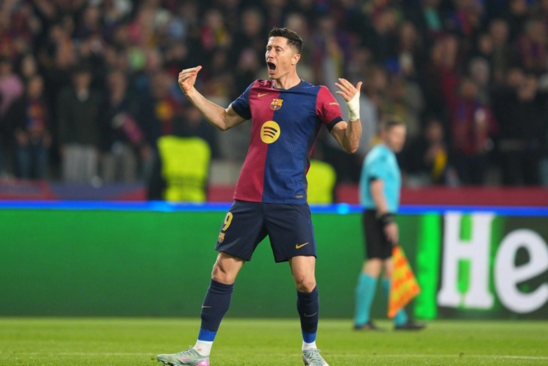 Robert Lewandowski dứt điểm lạnh lùng trong vòng cấm