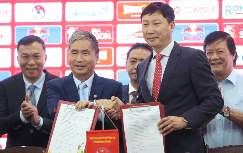 HLV Kim Sang-sik trong ngày ra mắt – Bắt đầu sứ mệnh đưa bóng đá Việt Nam trở lại đỉnh cao.