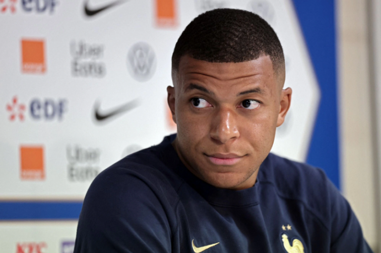 Kylian Mbappé - Biểu tượng mới của bóng đá thế giới với bộ sưu tập danh hiệu đồ sộ.