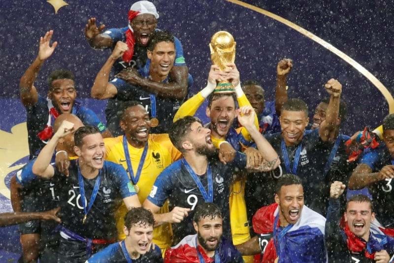 Mbappé cùng Đội tuyển Pháp lên ngôi vô địch World Cup 2018 khi mới 19 tuổi.
