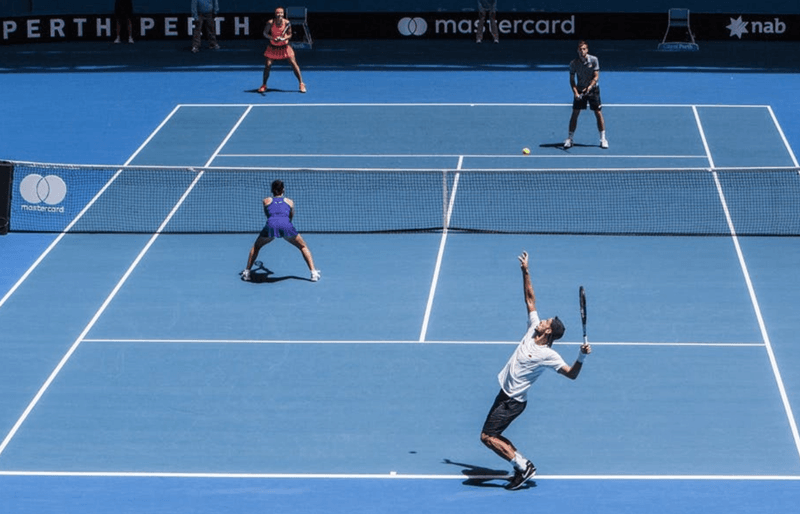 Giả thuyết mặt đồng hồ lý giải tại sao tennis dùng hệ số 15-30-40 thay vì những con số tịnh tiến đơn giản.