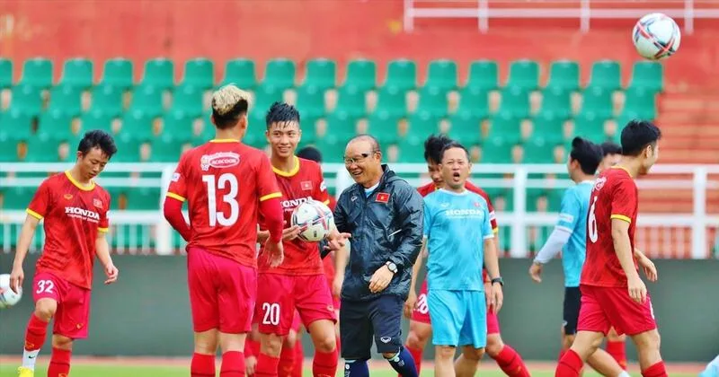 Phong cách huấn luyện của ông Park nổi bật với sự kỷ luật, phòng ngự chắc chắn và khả năng chuyển trạng thái nhanh.