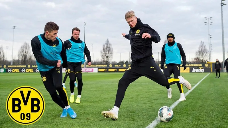 HLV Dortmund không chỉ xây dựng chiến thuật mà còn gìn giữ bản sắc tốc độ, pressing và tinh thần chiến đấu của đội bóng.