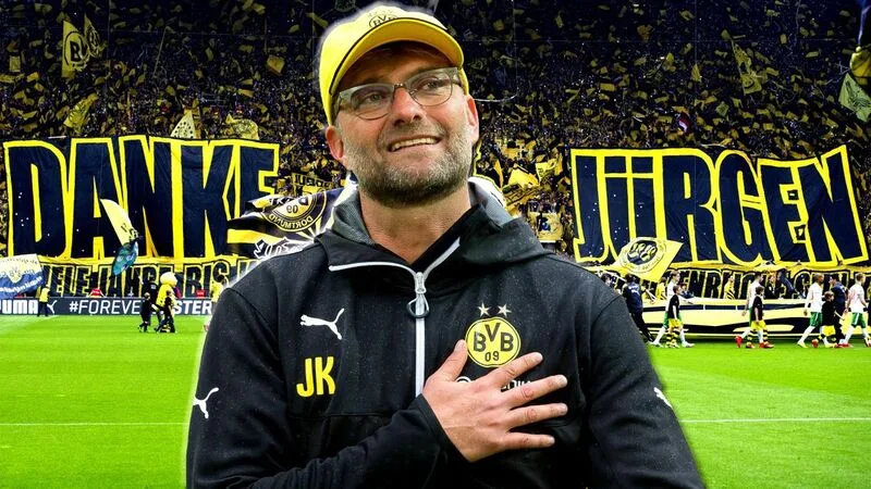 Jürgen Klopp tái sinh Dortmund bằng Gegenpressing, giúp đội bóng vô địch Bundesliga và vào chung kết Champions League.