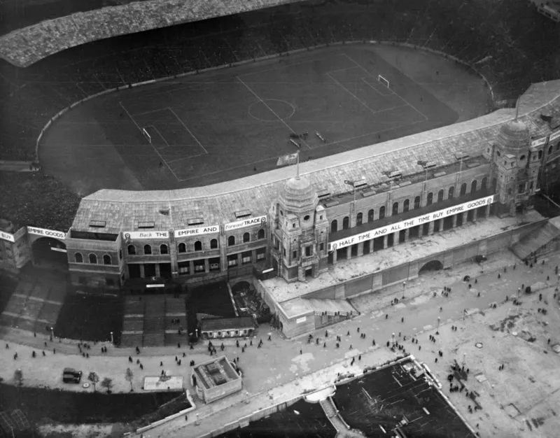 Wembley cũ với hai tòa tháp đôi huyền thoại trước khi được xây dựng lại hiện đại hơn