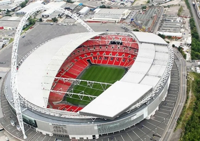 Mái vòm khổng lồ là chi tiết kiến trúc nổi bật nhất của sân vận động Wembley